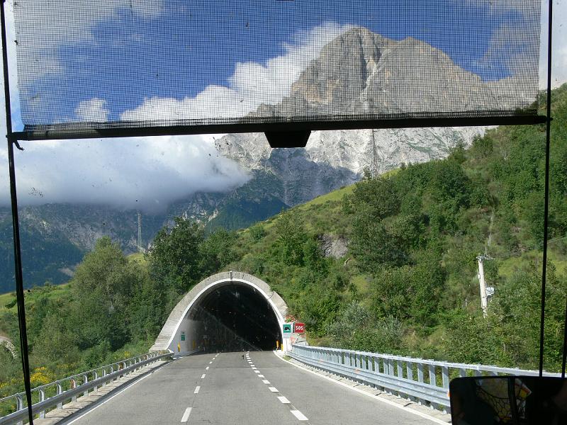 sycylia_ga_20792.jpg - Straszny tunel - 10km, a nad nim Gran Sasso  (ga)