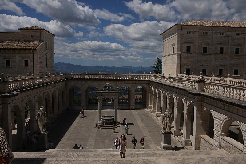 sycylia_bl_538.jpg - Klasztor benedyktynów na szczycie Monte Cassino (bl)
