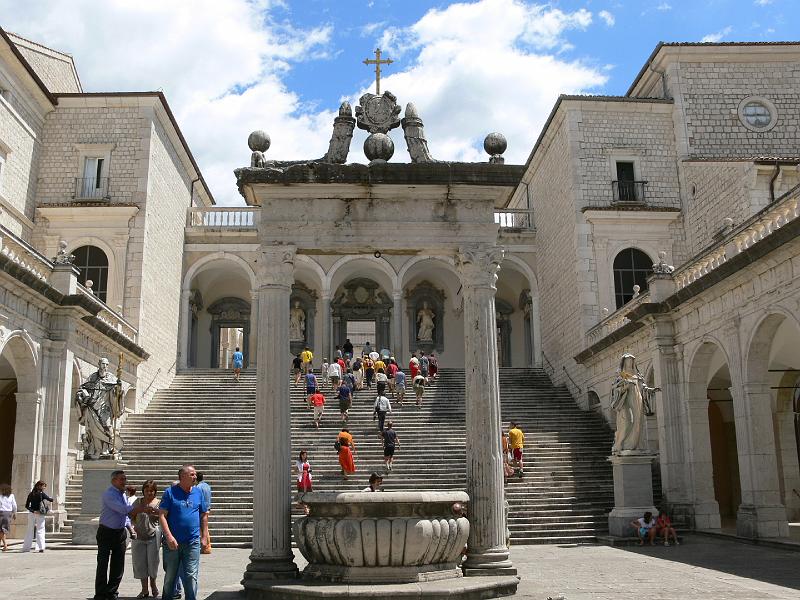 sycylia_ga_140268.jpg - Klasztor benedyktynów na szczycie Monte Cassino (ga)