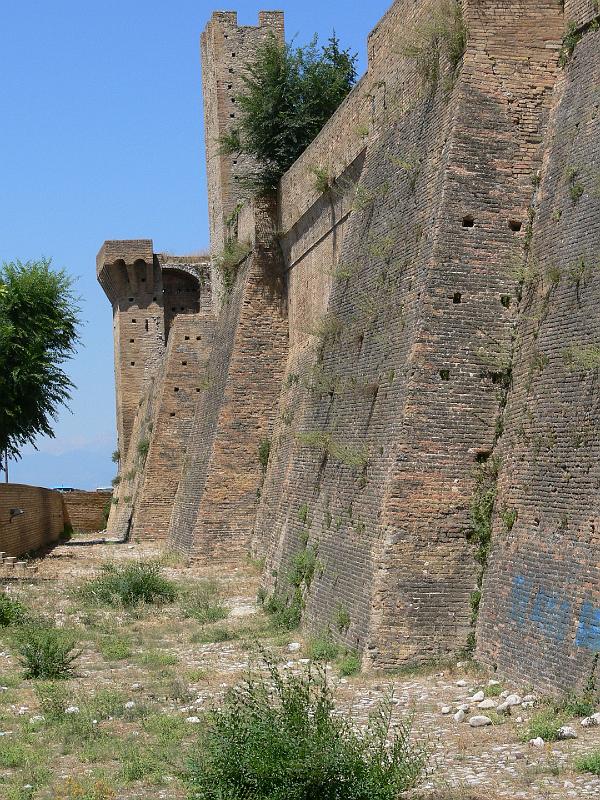 sycylia_ga_30193.jpg - Lanciano - obchodzimy mury zamku  (ga)