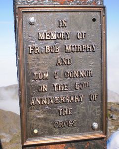 Krzyż i schron na szczycie Carrantuohill’a